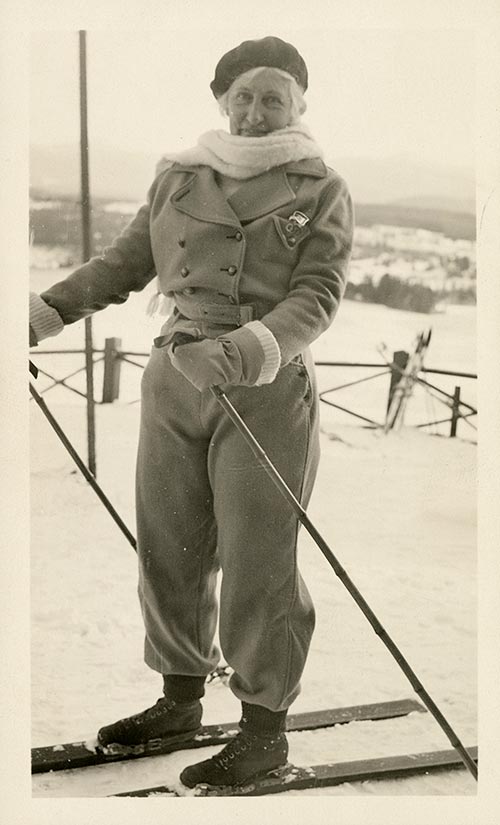 Julia Fairfax Hodge Skiing