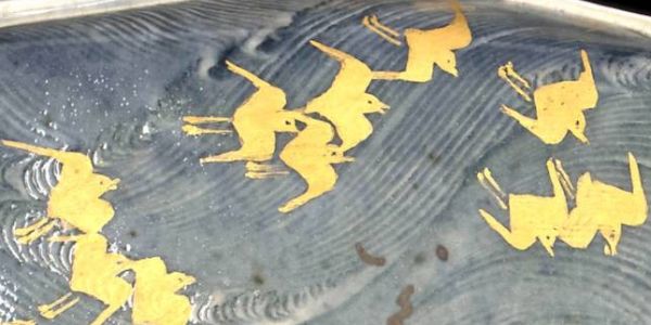 Birds in gold on ceramic